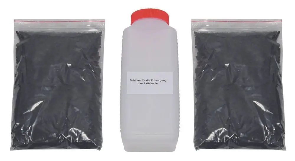 Drei Verpackungen mit Aktivkohle, eine in einem weißen Behälter mit rotem Deckel und zwei in durchsichtigen Plastiktüten, beschriftet mit Hinweisen zur Entsorgung, Marke Vaillant.